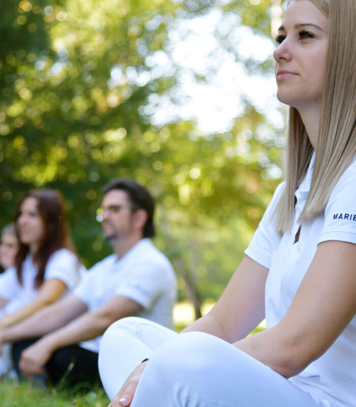 Menschen sitzen nebeneinander auf dem Gras, Bewegung & Meditation, Kurhaus, Retreat und Healthresort Marienkron