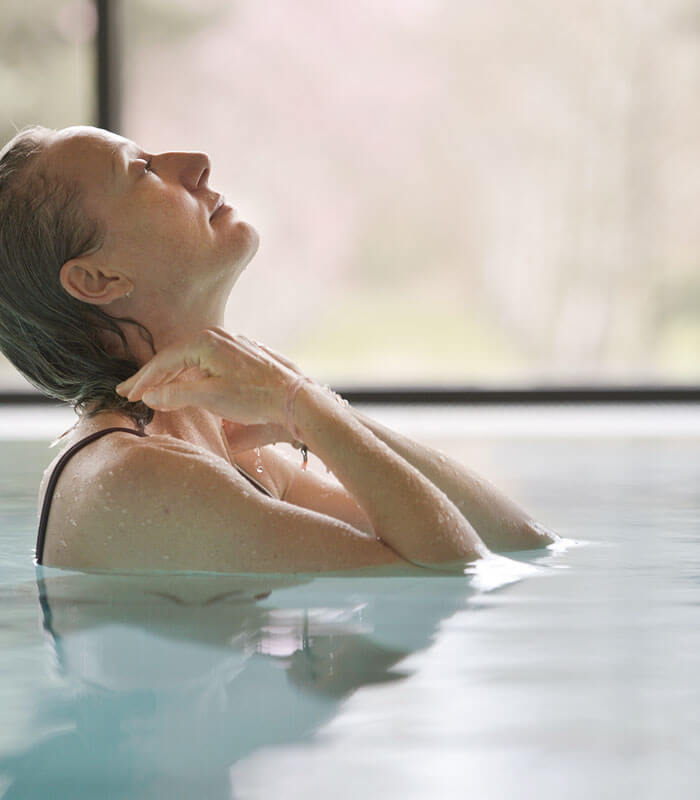 Person genießt Zeit im Pool, Pool & Sauna, Kurhaus, Retreat und Healthresort Marienkron