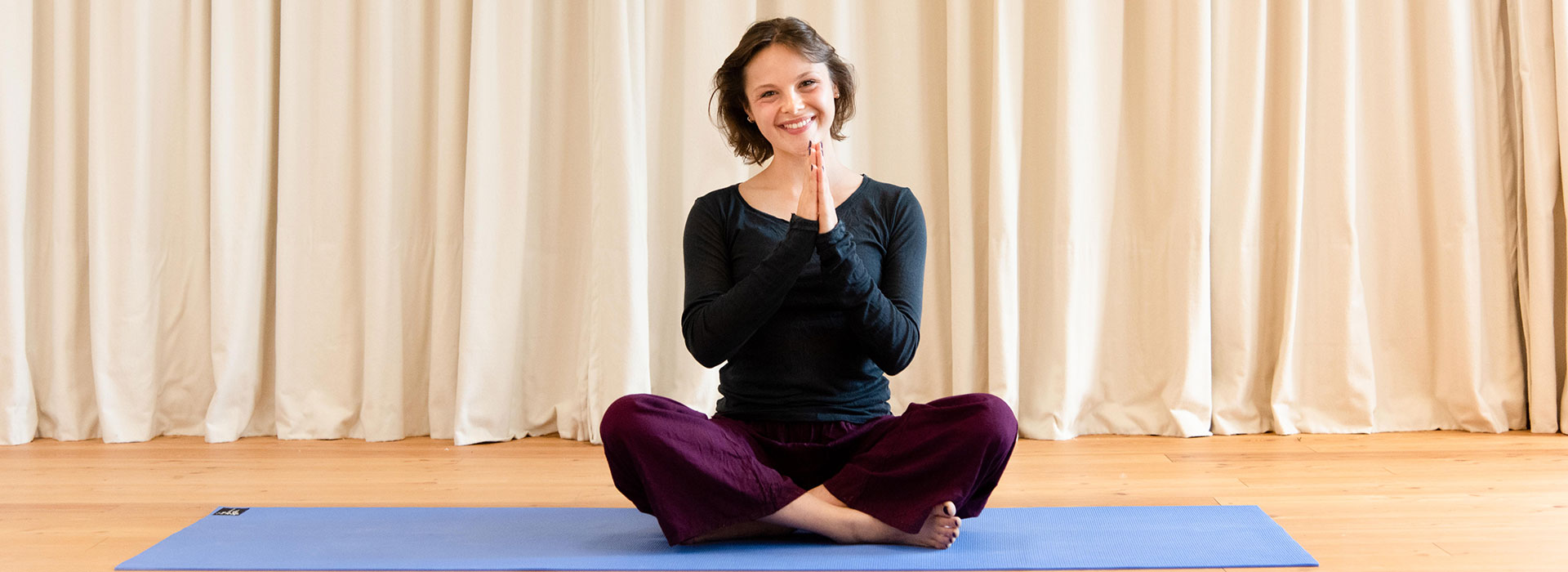 Person macht Yoga, Pakete, Specials, Kurhaus, Retreat und Healthresort Marienkron