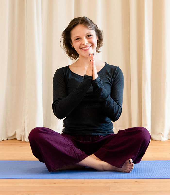 Person macht Yoga, Pakete Specials, Kurhaus, Retreat und Healthresort Marienkron